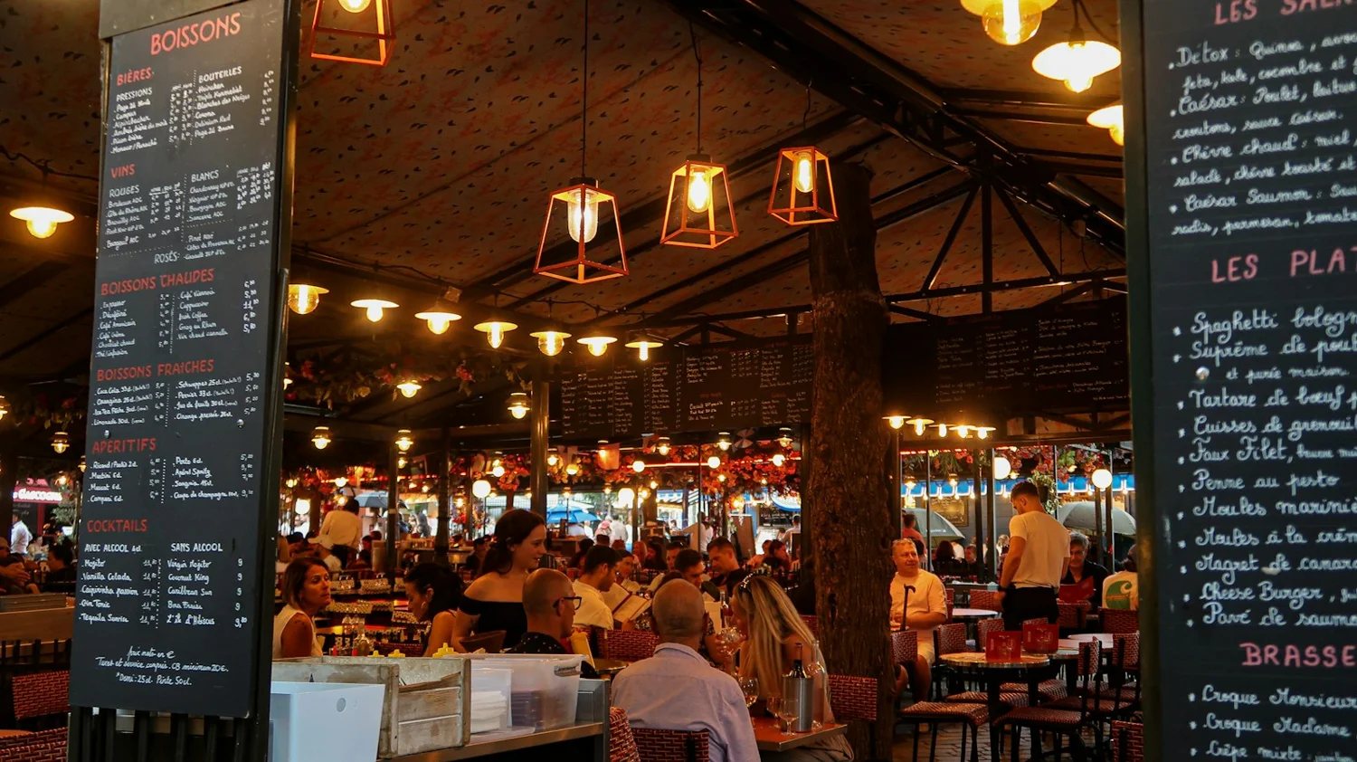 Une salle de bistrot animée, photographie d’illustration